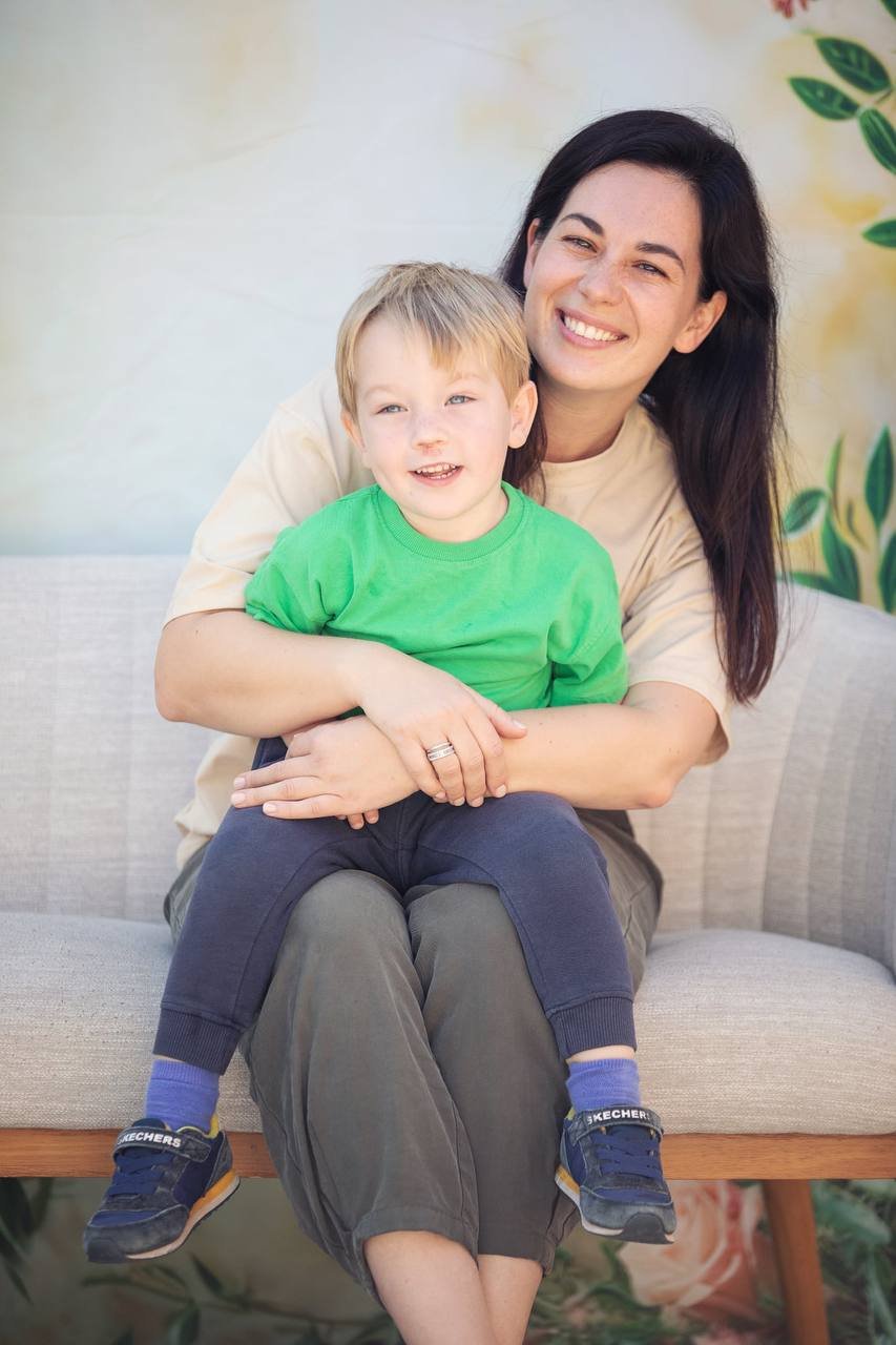 Smiles at the flower backdrop