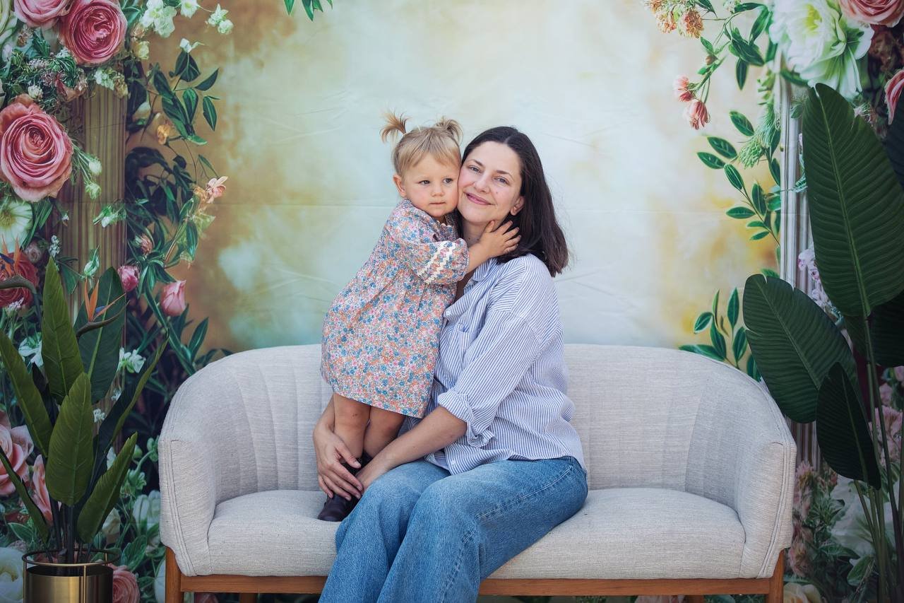 A cuddle on the photo bench